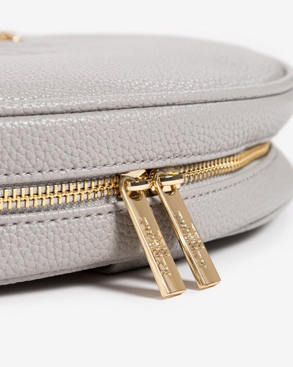 Gold precision zip detail on Ten Twenty Dubai Skyline padel racket bag in light grey vegan leather