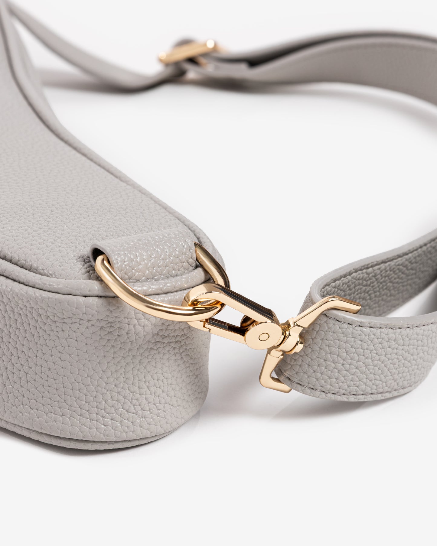 Gold clasp and shoulder strap detail on Ten Twenty Dubai Skyline padel racket bag in light grey vegan leather