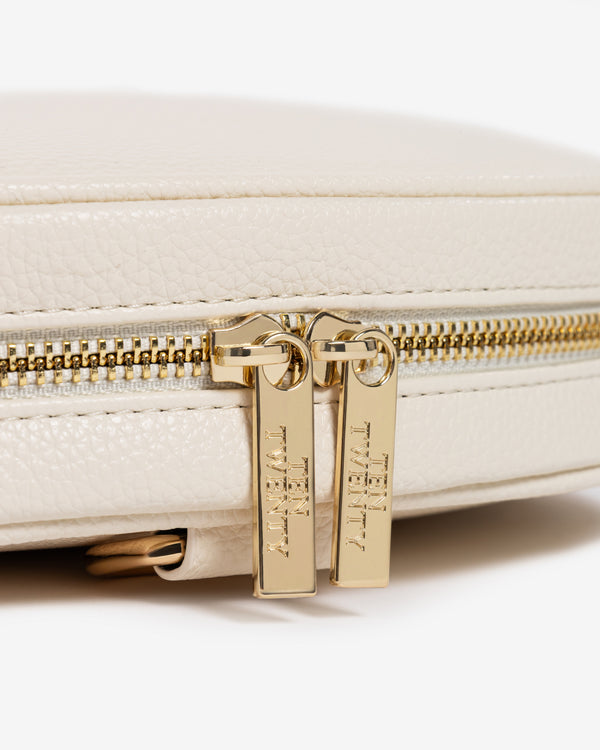 Gold precision zip detail on Ten Twenty Jumeirah Pearls padel racket bag in cream vegan leather